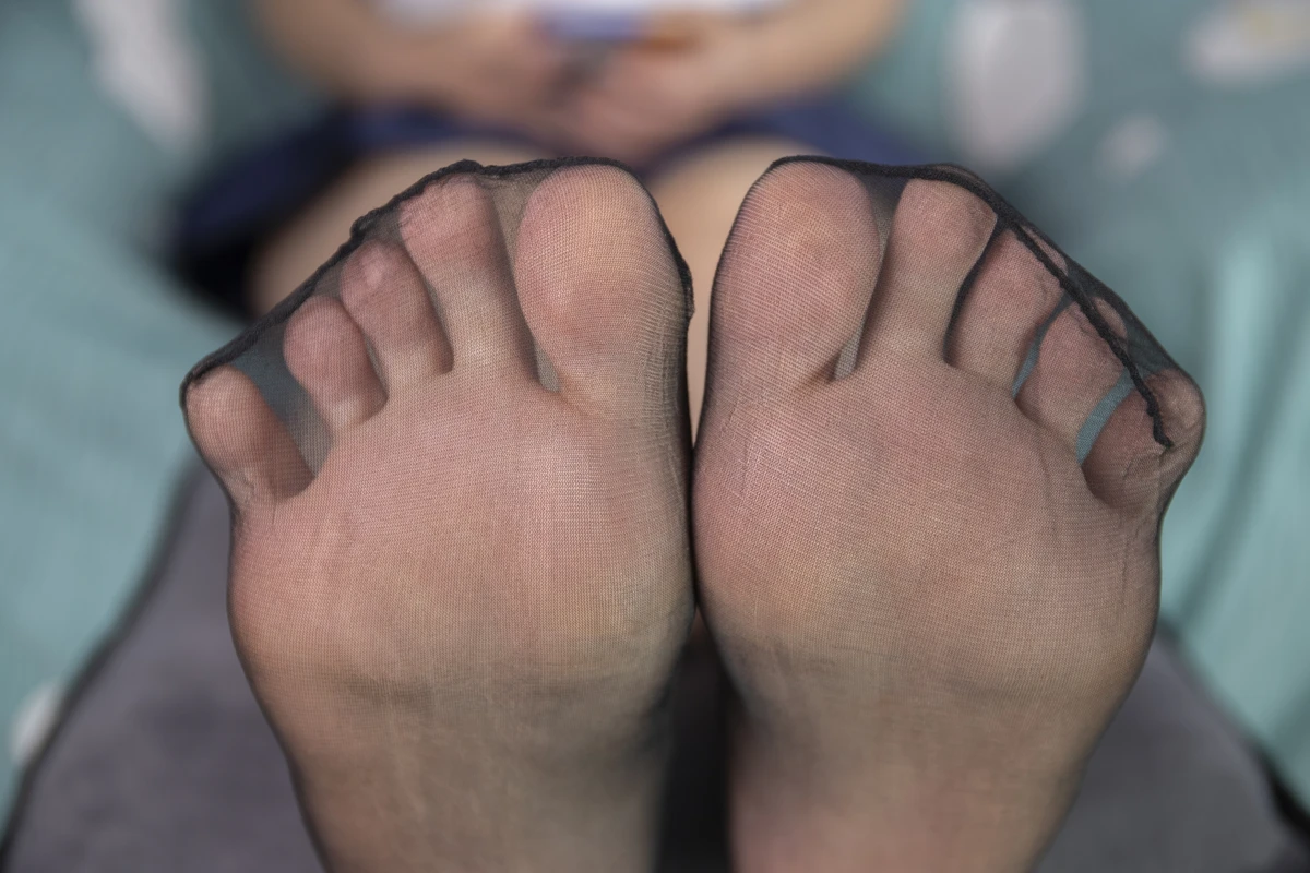 [Mzsock] NO.009 Beauty Shanshan wears black stockings on her beautiful feet painted with red toenail polish. Who doesn’t love such beautiful feet in black stockings? Southern football skills#[107P]-9